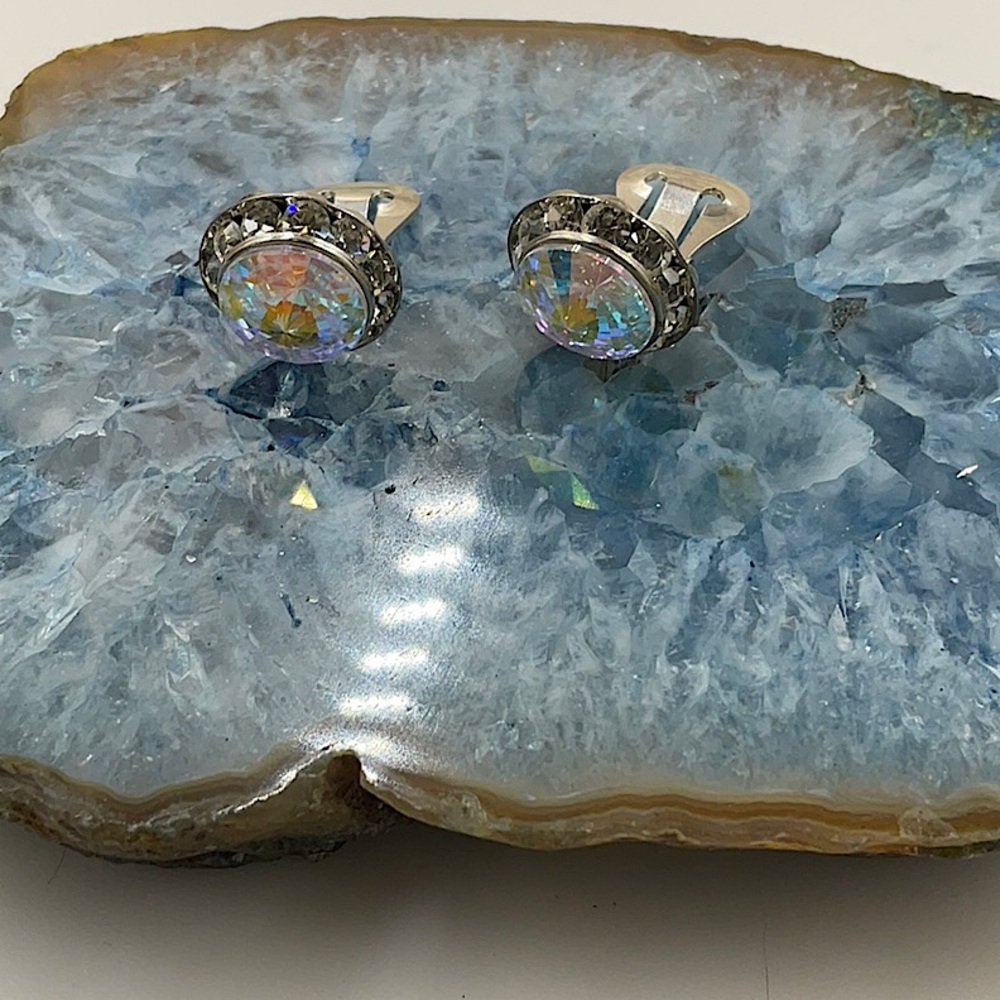 TrillionCutElegant Round Silver Sparkling Crystal(1/2”Diameter)Clip On Earrings - Picture 6 of 6